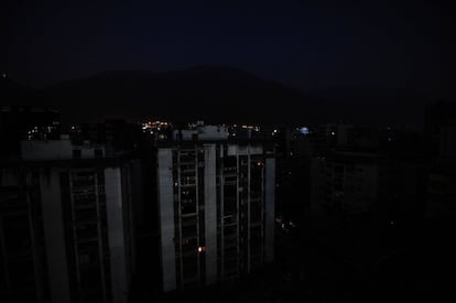 Vista de um complexo residencial em Los Palos Grandes, sem luz, nesta terça-feira. Aos apagões elétricos somam-se as falhas nas redes, que deixam boa parte da população incomunicável e exposta à delinquência.