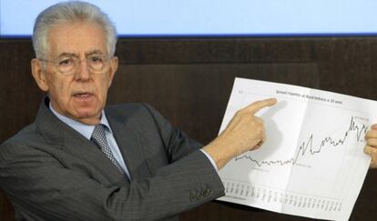 El primer ministro italiano, Mario Monti, en la rueda de prensa, hoy en Roma