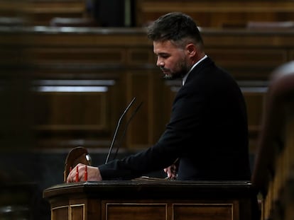 Gabriel Rufián muestra tres cartuchos de bala en la tribuna del Congreso.