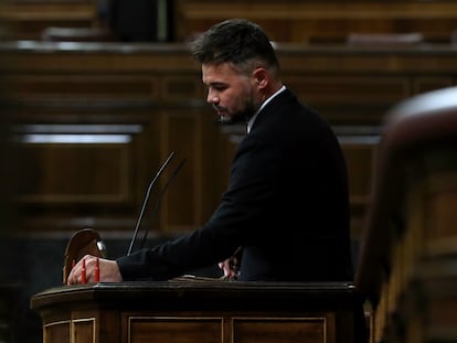 Gabriel Rufián (ERC) con unas balas en la tribuna del Congreso de los Diputados, este martes.