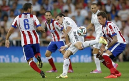 Bale se desequilibra ante Koke y Mandzukic.