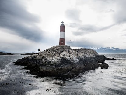 Diante da baía de Ushuaia, a cidade mais austral do mundo, na Terra do Fogo, ergue-se o farol Les Éclaireurs (Os Iluminadores, em francês) sobre um pequeno ilhote. Desde 1920 sua luz branca e vermelha guia os navegantes que entram no Canal de Beagle.