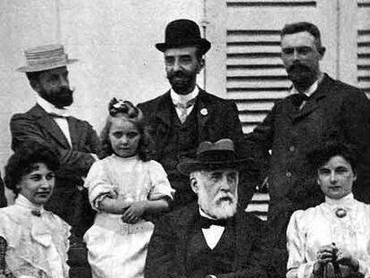Degas, sentado en el centro, con su familia. El pintor francés es uno de los que más apasionan a los coleccionistas.
