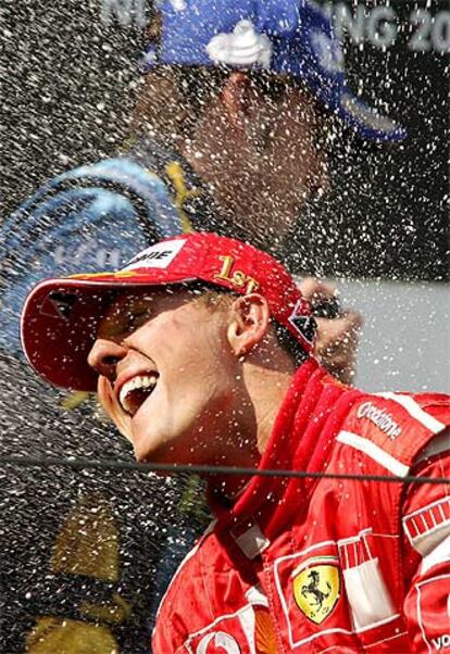 Schumacher, en el podio, y tras él, Fernando Alonso.
