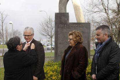 Baltasar Garz&oacute;n recibe una medalla durante el homenaje a un juez asesinado por los franquistas en Vilagarc&iacute;a de Arousa.