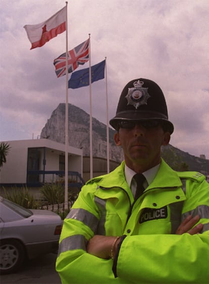 Un policía ante las banderas de Gibraltar, Reino Unido y la UE.