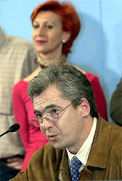 Totorika, arropado entre otros por Rosa Díez (detrás), durante la presentación de su candidatura.