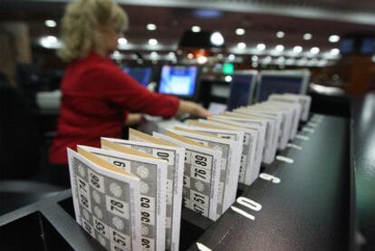 Fila de cartones de juego en la sala de un bingo.