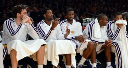 Pau Gasol, en el banquillo de los Lakers.