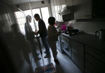 Familia incapaz de pagar la factura de la luz.