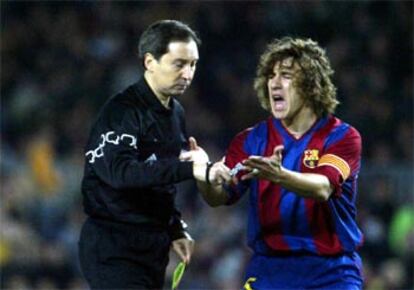 Puyol protesta al árbitro una jugada.