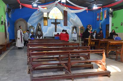 Gastón Colombres se prepara para un baustismo en la capilla de Ciudad Oculta