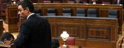 Pedro Sánchez, en el Congreso, con la bancada del Gobierno casi vacía al fondo. 