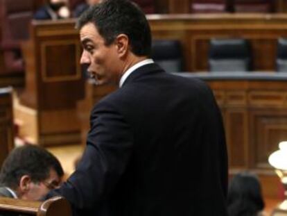 Pedro Sánchez, en el Congreso, con la bancada del Gobierno casi vacía al fondo. 