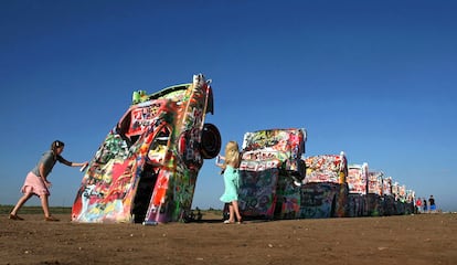 Dos niñas pintan los coches de Cadillac Ranch, una instalación a las a fueras de la localidad de Amarillo.