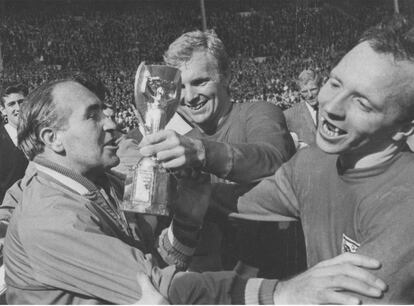 El seleccionador inglés, Alf Ramsey, el capitán, Bobby Moore y Nobby Stiles con la Copa del Mundo de 1966.