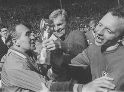 El seleccionador inglés, Alf Ramsey, el capitán, Bobby Moore y Nobby Stiles con la Copa del Mundo de 1966.