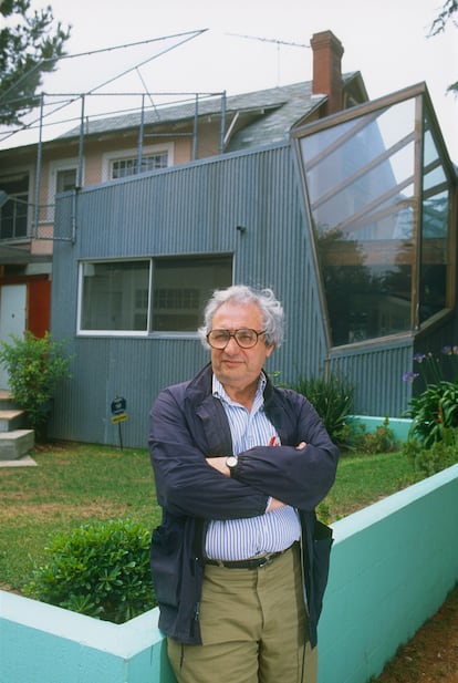World renowned architect Frank Gehry poses for a 1988 portrait in front of his Santa Monica, California home