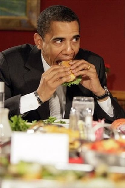 El presidente de Estados Unidos, Barack Obama, come una hamburguesa en una imagen de enero de 2009