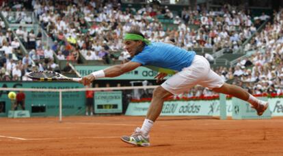 Nadal devuelve una bola con su revés durante la final de ayer.