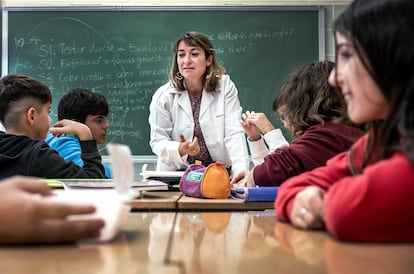 La profesora Amparo Jiménez, en una de sus clases del instituto público Músic Martí i Soler de Mislata, en Valencia, el 2 de diciembre de 2022.