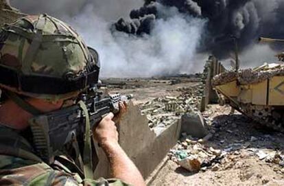 Un soldado británico, en las afueras de Basora (al sur de Irak), en una fotografía tomada el pasado jueves.