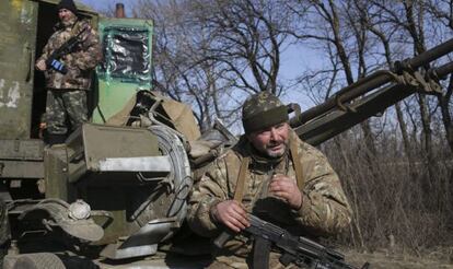 Soldados ucranios montan guardia en Artemivsk, en el este del país.