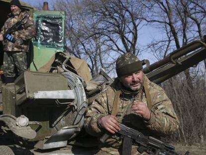 Soldados ucranios montan guardia en Artemivsk, en el este del pa&iacute;s.