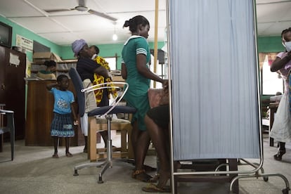 Imagen de una clínica en las afueras de Kasoa (Ghana). Los servicios de salud carecen de recursos para atacar la desnutrición, extendida entre la población. De hecho, la mayoría de los niños ghaneses desnutridos nunca reciben tratamiento.