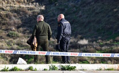 Agentes de la Policía Nacional en el lugar donde se ha encontrado el cadáver del menor desaparecido en Ceuta, este lunes. 