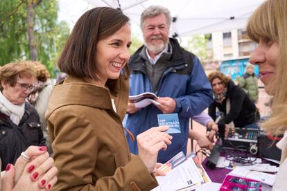 La secretaria general de Podemos, Jone Belarra, y el cabeza de lista por Álava, Juantxo López de Uralde, en Vitoria en un acto de campaña para las elecciones vascas.