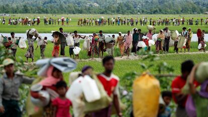 En la imagen, refugiados rohingyas en Palang Khali (Bangladés) tras haber cruzado la frontera desde Myanmar.