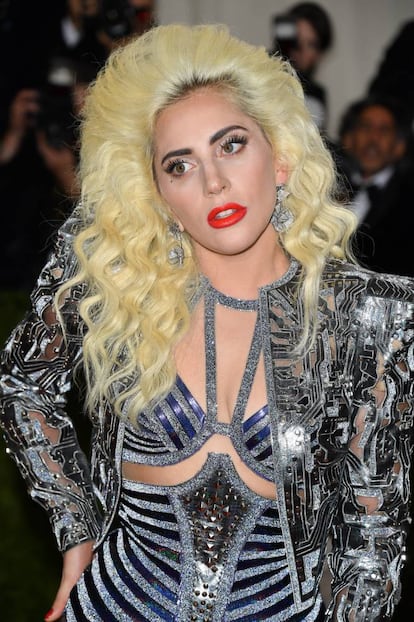 Lady Gaga es otra de las estrellas que ha querido sumarse a esta tendencia. En la imagen la cantante de 'Bad Romance', en la gala del Met. Para darle un toque más personalizado Gaga ha decidido dejarse las raíces de su tono verdadero.