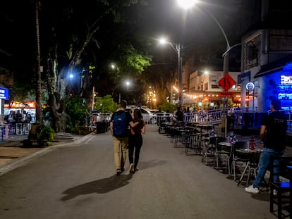 Una pareja camina por las calles del centro de Medellín (Colombia), en mayo de 2023.