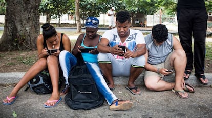 Multitud de jóvenes y gente de todas las edades acuden para conectarse a este como otros puntos de la Habana.