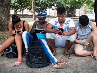 Pessoas de todas as idades se reúnem para se conectar neste e em outros pontos de Havana.