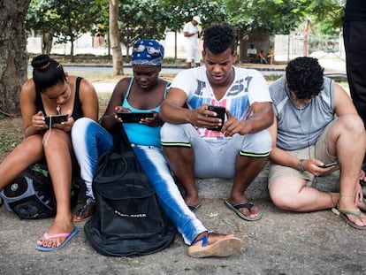 Pessoas de todas as idades se reúnem para se conectar neste e em outros pontos de Havana.