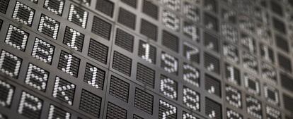 Un panel informativo muestra la evolución de la Bolsa de Fráncfort (Alemania).