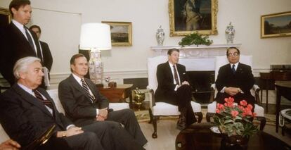 John C. Whitehead (primero desde la izquierda) en una reuni&oacute;n  con George Bush y Roland Reagan. 