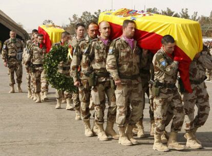 Compañeros del brigada Juan Andrés Suárez García y del cabo primero Rubén Alonso Ríos, muertos en el atentado suicida contra las tropas españolas en Afganistán, trasladan los féretros al avión de las Fuerzas Aéreas Españolas que llegará esta noche a Torrejón (Madrid).