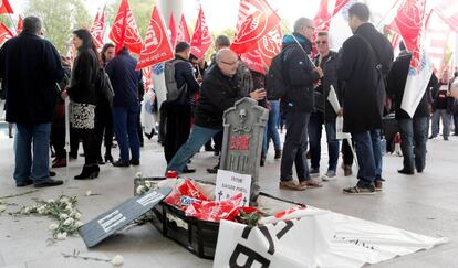 Delegados sindicales de CaixaBank de toda España, concentrados ante el Palacio de Congresos de Valencia este viernes. 