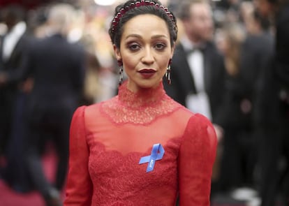 Ruth Negga, com o laço azul, no tapete vermelho.