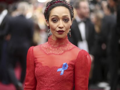 Ruth Negga, com o laço azul, no tapete vermelho.