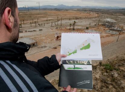 Paco López, en el solar donde debía construirse su casa.