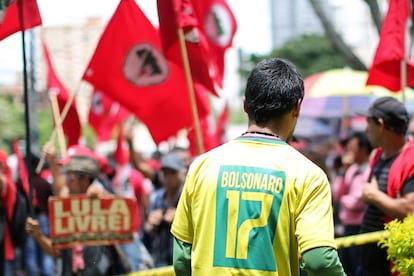 Apoiador de presidente eleito Jair bolsonaro observa a manifestação pró-Lula em Curitiba.