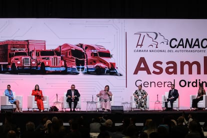 Gálvez participa en un foro llamado 'Mujeres transformando México' con una asociación de empresarios transportistas, el 20 de marzo.