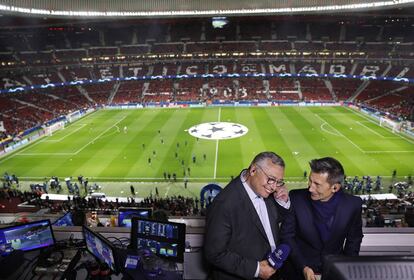 Michael Robinson y Carlos Martínez en el Wanda.