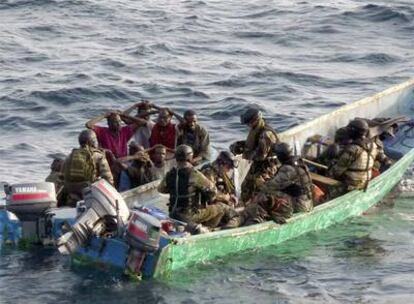 Fuerzas francesas abordan una embarcación de supuestos piratas en el golfo de Adén.