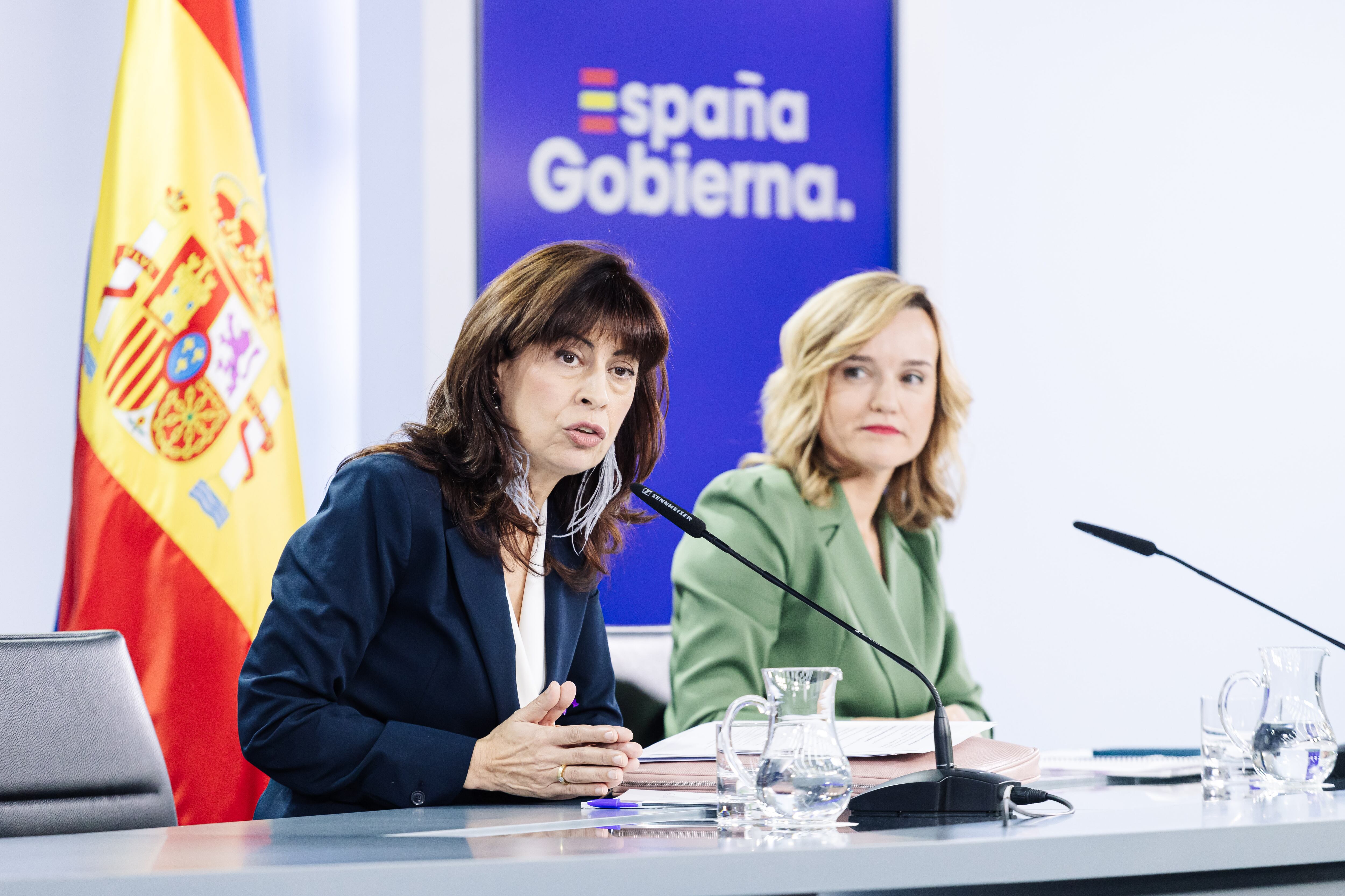 La ministra de Igualdad, Ana Redondo (i), y la ministra Portavoz Pilar Alegría (d), durante una rueda de prensa posterior a la reunión del Consejo de Ministros, en el Palacio de La Moncloa, a 5 de diciembre de 2023, en Madrid (España) el día de la aprobac