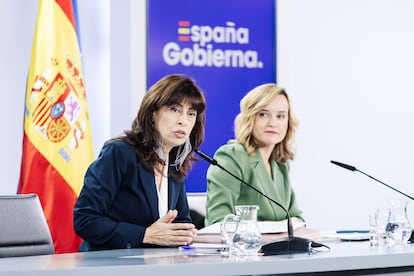 La ministra de Igualdad, Ana Redondo, a la izquierda, y la ministra Portavoz y de Educación, Formación Profesional y Deporte, Pilar Alegría, durante la rueda de prensa posterior a la reunión del Consejo de Ministros, este martes, en el complejo del Palacio de La Moncloa.